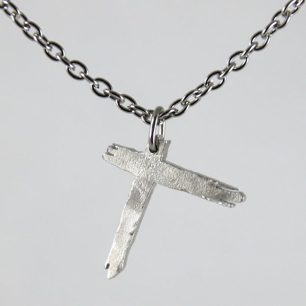 Pendentif croix Indochine en aluminium 2x2cm. (Détail)