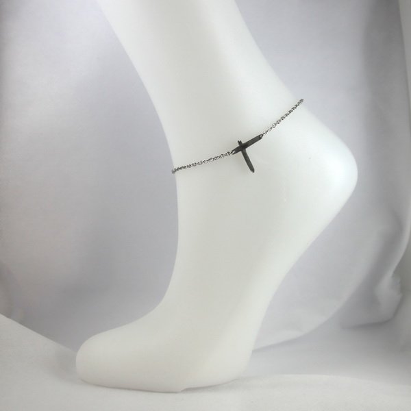 Bracelet de cheville croix Indochine en aluminium 2x2cm chaîne inox.