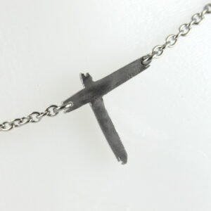 Bracelet de cheville croix Indo en aluminium 2x2cm chaîne inox.