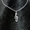 Pendentif clé de sol en aluminium sur fine chaîne acier inoxydable.