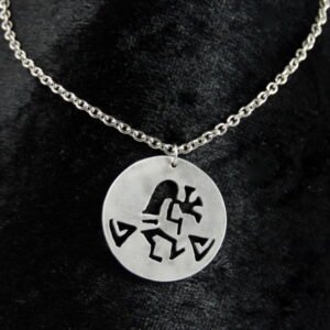 Pendentif Kokopelli en aluminium sur chaîne acier inoxydable.