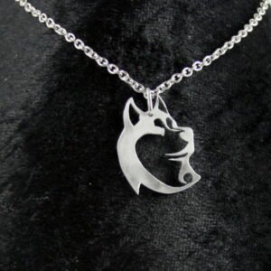 Pendentif husky tribal 2 en aluminium sur chaîne acier inoxydable.