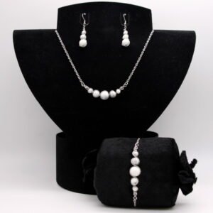 Parure : boucles d’oreilles / bracelet / collier Perles de Howlite blanche.