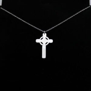 Pendentif Grande croix celtique en aluminium sur chaîne acier inoxydable.