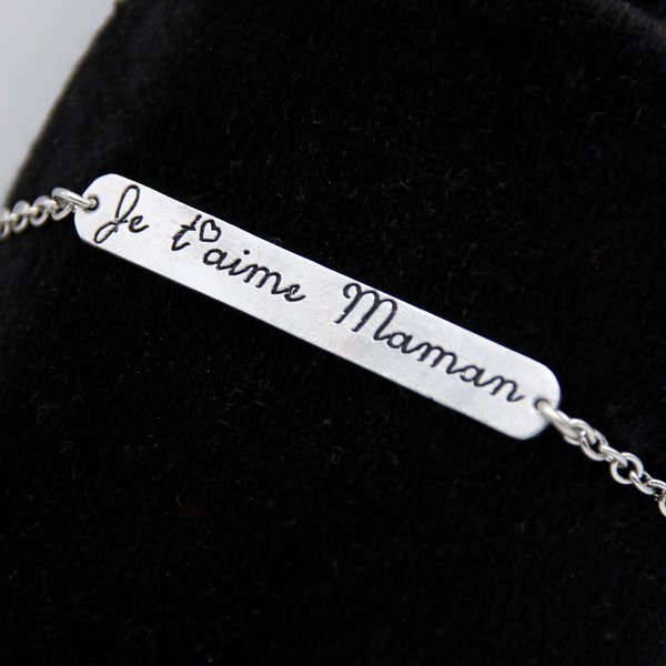 Bracelet gourmette "Je t'aime maman" en Aluminium montée sur chaîne acier Inoxydable. (Détail)