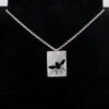 Pendentif Abeille en aluminium sur chaîne acier inoxydable.