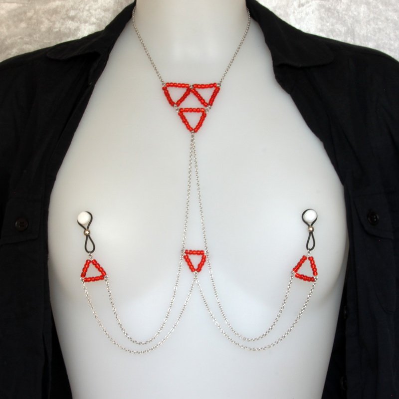 Bijoux pour seins sans piercing. Collier chaîne de seins 6 triangles perlés Rouge.
