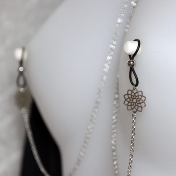 Bijoux pour seins sans piercing. Collier chaîne de seins pendant Rosace Inox Fleur.