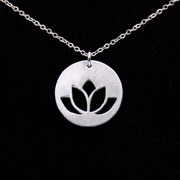 Pendentif petite médaille Fleur de lotus en aluminium sur fine chaîne acier inox.