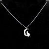 Pendentif un chat sur la lune en aluminium sur chaîne acier inoxydable.