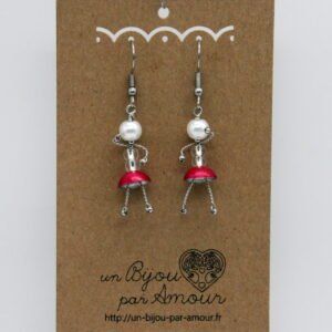 Boucles d’oreilles Petite poupée translucide et jupe rouge