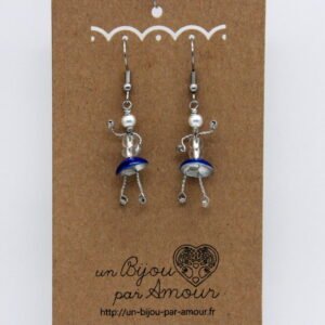 Boucles d’oreilles Petite poupée translucide et jupe bleue marine