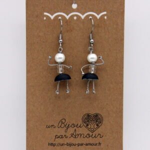 Boucles d’oreilles Petite poupée translucide et jupe noire