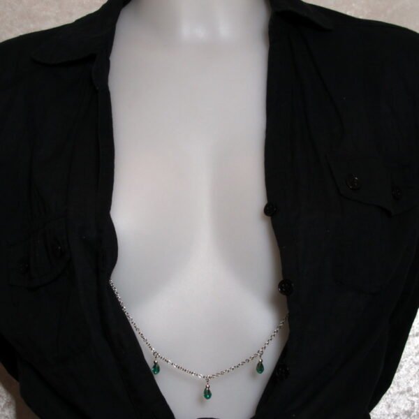 Bijoux pour seins sans piercing, Chaîne maille moyenne 5 pendants perles de cristal de bohème Verte et hematite argent.