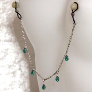 Bijoux pour seins sans piercing, Chaîne maille moyenne 5 pendants perles de cristal de bohème Verte et hematite argent.