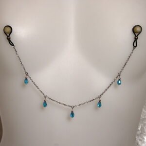 Bijoux pour seins sans piercing, Chaîne maille moyenne 5 pendants perles de cristal de bohème Bleue claire et hematite argent.