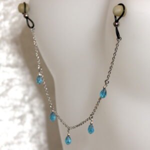 Bijoux pour seins sans piercing, Chaîne maille moyenne 5 pendants perles de cristal de bohème Bleue claire et hematite argent.