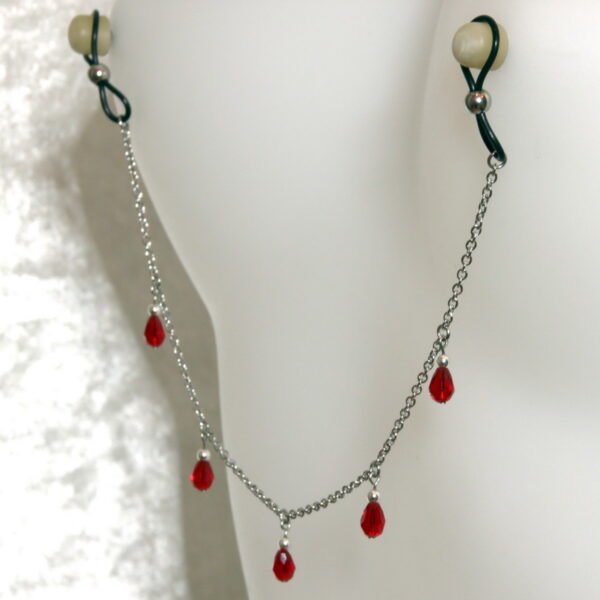 Bijoux pour seins sans piercing, Chaîne maille moyenne 5 pendants perles de cristal de bohème Rouge et hematite argent.