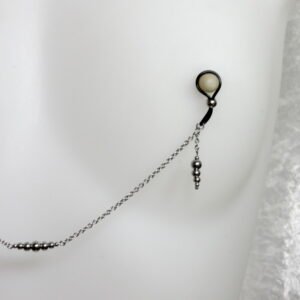 Bijoux pour seins sans piercing, Chaine maille moyenne, perlée avec pendants en perles d’acier inoxydable.