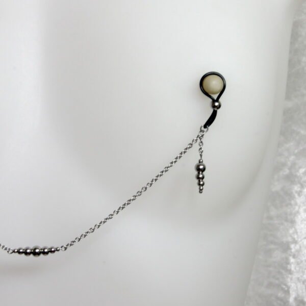 Bijoux pour seins sans piercing, Chaine maille moyenne, perlée avec pendants en perles d'acier inoxydable.