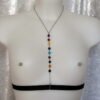 Collier harnais chaine perlée, sous poitrine élastique et chaîne acier inoxydable.