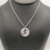 Pendentif Footballeur 2 en aluminium sur chaîne acier inoxydable.