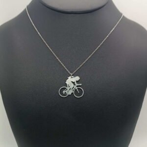 Pendentif Femme Cycliste en aluminium sur chaîne acier inox.