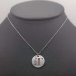 Collier Pendentif Rond Gravé Rose - Le Monde En Parfum Isabel Vittori - Occasion, Doré