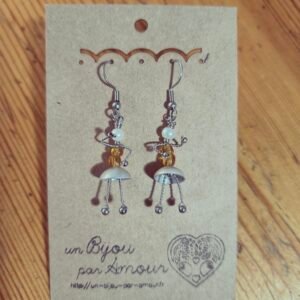 Boucles d’oreilles Petite poupée jaune et jupe grise