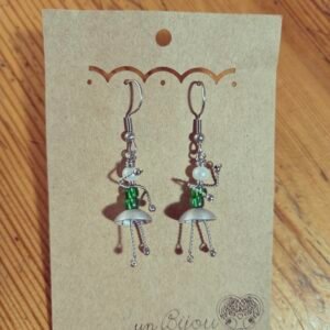 Boucles d’oreilles Petite poupée verte et jupe grise