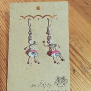 Boucles d’oreilles Petite poupée translucide et jupe rose