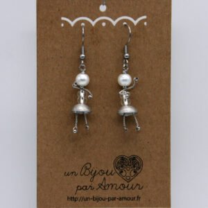 Boucles d’oreilles Petite poupée translucide et jupe grise